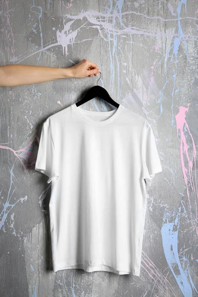 T-shirt bianca contro parete grunge — Foto Stock