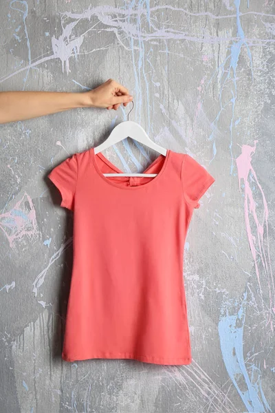 Roze t-shirt tegen grunge muur — Stockfoto