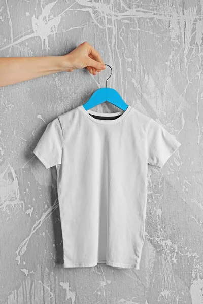 T-shirt branca contra parede grunge — Fotografia de Stock