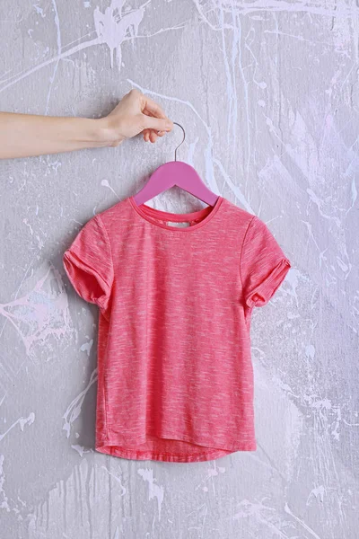 Różowy t-shirt ścianę grunge — Zdjęcie stockowe