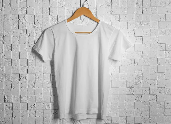 T-shirt branca contra tijolo — Fotografia de Stock