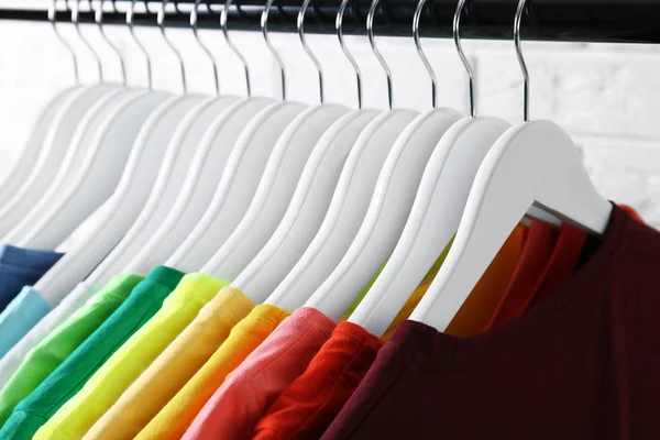 T-shirt colorate su appendini — Foto Stock