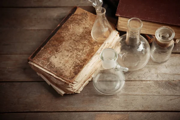 Libros viejos en la mesa —  Fotos de Stock