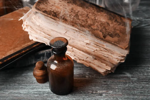 Oude boeken op tafel — Stockfoto