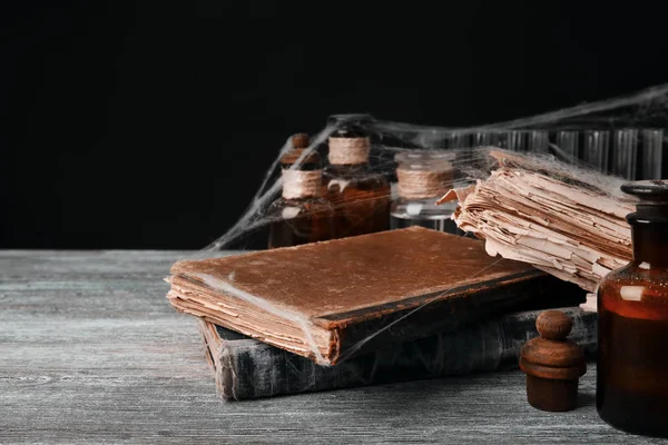 Gamla böcker med spindelnät — Stockfoto