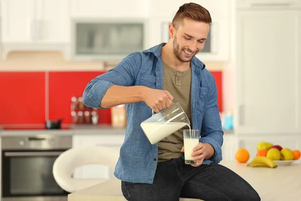 男人浇注新鲜的牛奶 — 图库照片