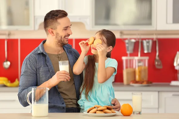 Padre e hija con leche —  Fotos de Stock