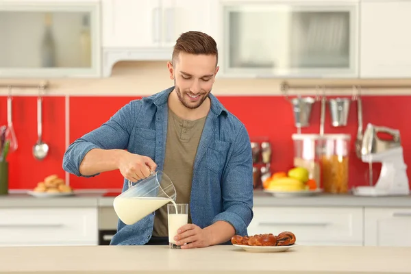 Wlewając mleko świeże człowieka — Zdjęcie stockowe