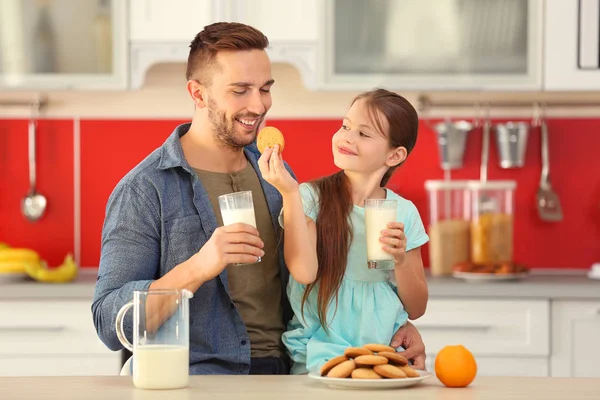 Ayah dan anak dengan susu — Stok Foto