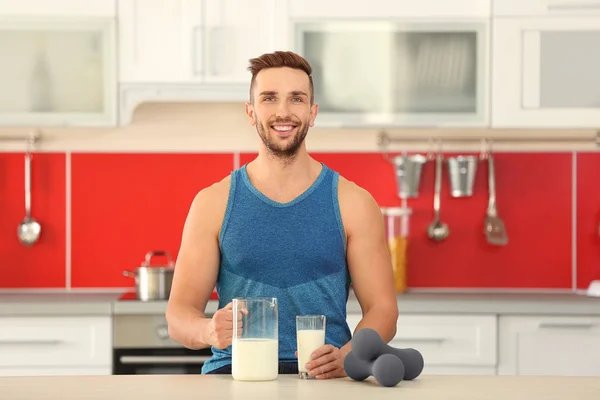Uomo sportivo con bicchiere di latte fresco — Foto Stock