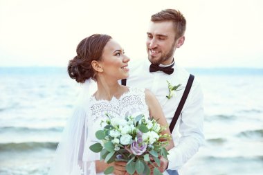 Damat ve gelin Nehri kıyısında