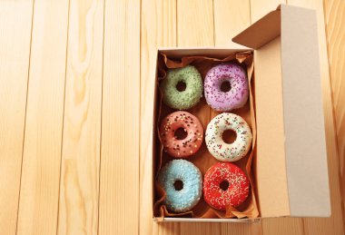 Kutusunda renkli donut