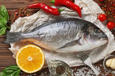 Baharat ile çiğ balık 