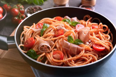 Amatriciana soslu spagetti 