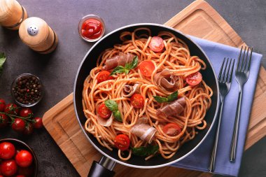 Amatriciana soslu spagetti 