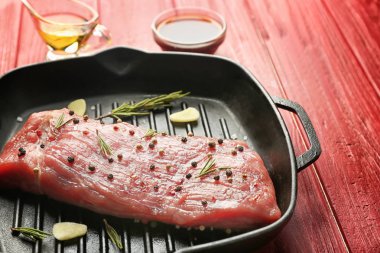 biftek aromatik biberiye ve sarımsak ile