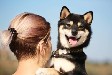 Riverside, şirin küçük Shiba Inu köpek kadınla