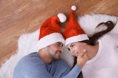 iki sonra santa şapkalar