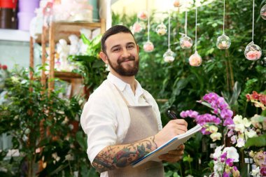 Not Defteri ile yakışıklı çiçekçi