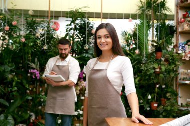 Genç ve güzel çiçekçi