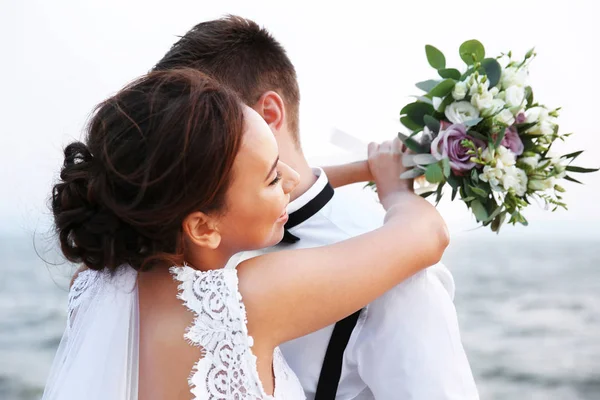 Sposo e sposa sulla riva del fiume — Foto Stock