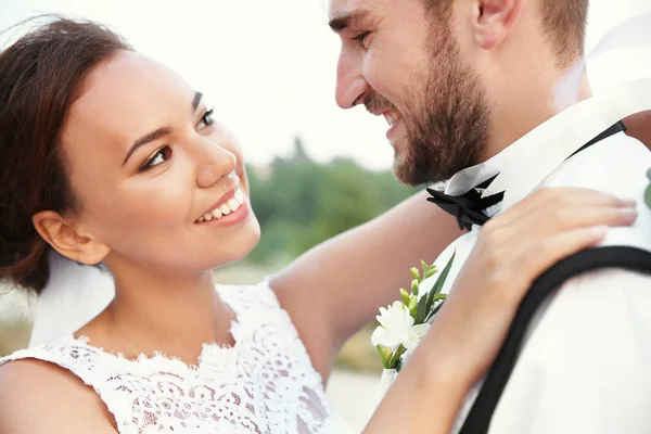 Sposo e sposa al momento romantico — Foto Stock