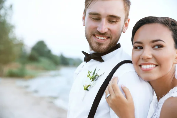 Sposo e sposa sulla riva del fiume — Foto Stock