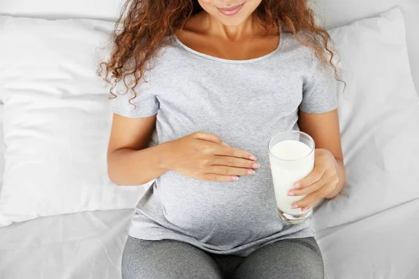 Mulher africana grávida com copo de leite — Fotografia de Stock
