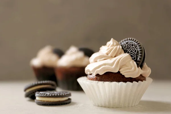 Tasty cupcake with chocolate cookies — Stock Photo, Image