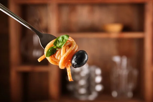 Pasta sobre tenedor con aceituna — Foto de Stock