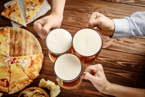 Beber cerveza y comer pizza — Foto de Stock