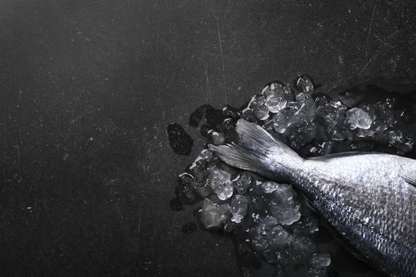 Pesce crudo con ghiaccio — Foto Stock