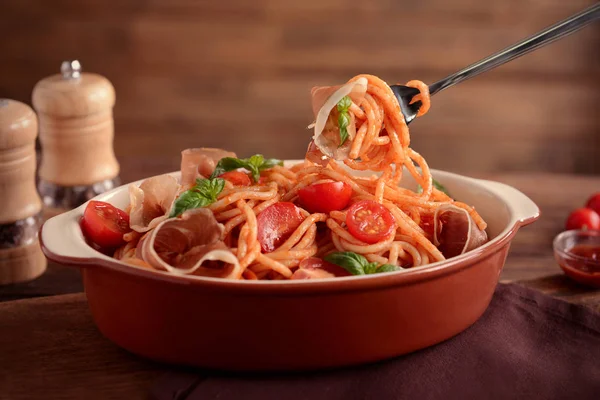 Špagety s omáčkou amatriciana — Stock fotografie
