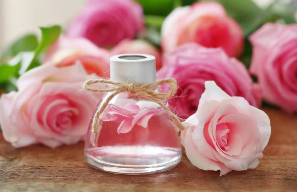 Essential oil with roses — Stock Photo, Image