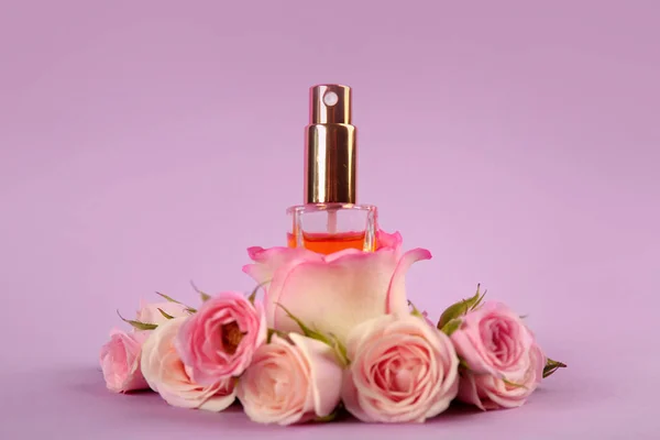 Frasco de perfume con flores —  Fotos de Stock