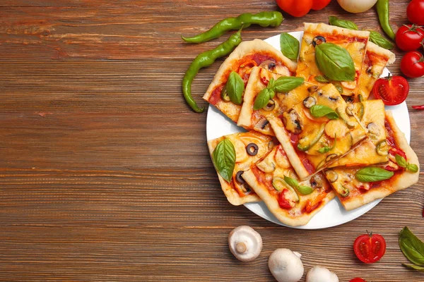 Вкусные ломтики пиццы — стоковое фото