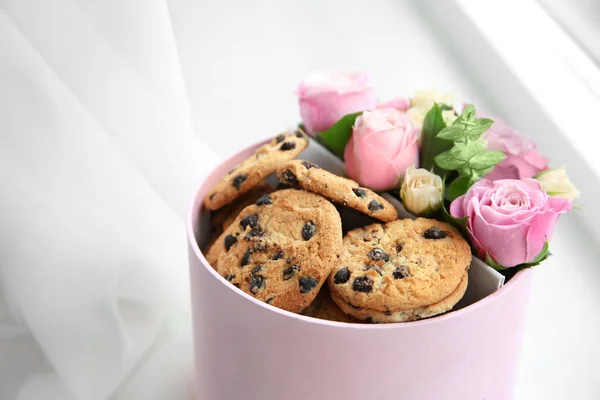 Caja con hermosas flores y galletas — Foto de Stock