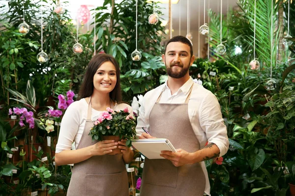 Florarii cu caiet, stilou și flori azalea — Fotografie, imagine de stoc