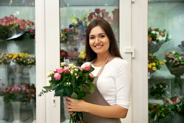 Pretty young florist — Stock Photo, Image