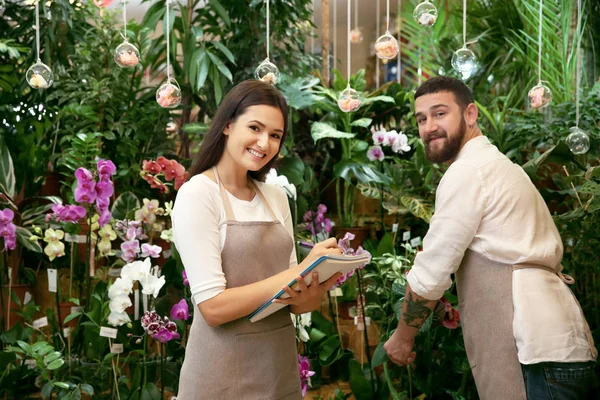 Two florists working — Stock Photo, Image