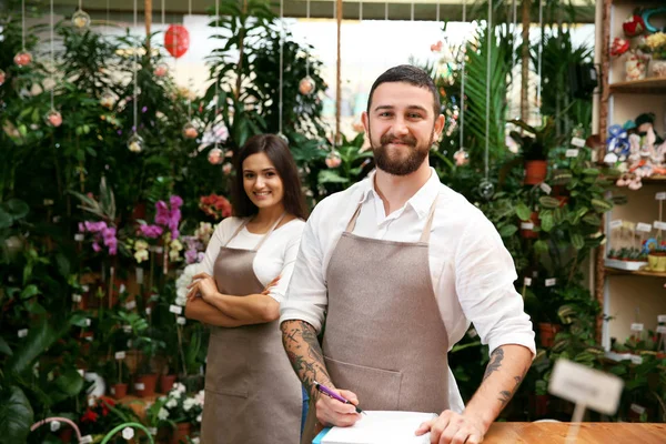 Floristas masculinos y femeninos — Foto de Stock