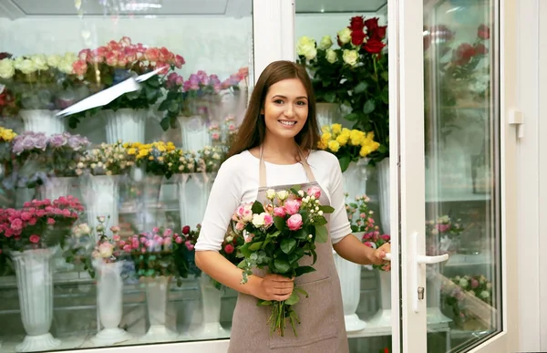 Bonita jovem florista — Fotografia de Stock