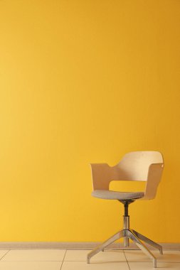 sandalye sarı duvar 