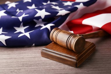 Tahta tokmak ve Amerikan bayrağı 