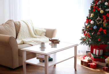 Noel için dekore edilmiş salon