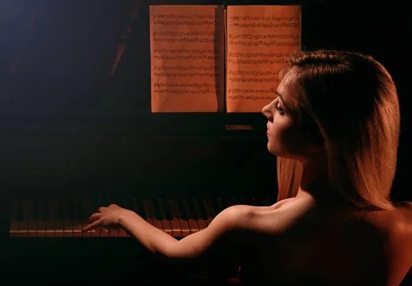 弹钢琴的女人 — 图库照片