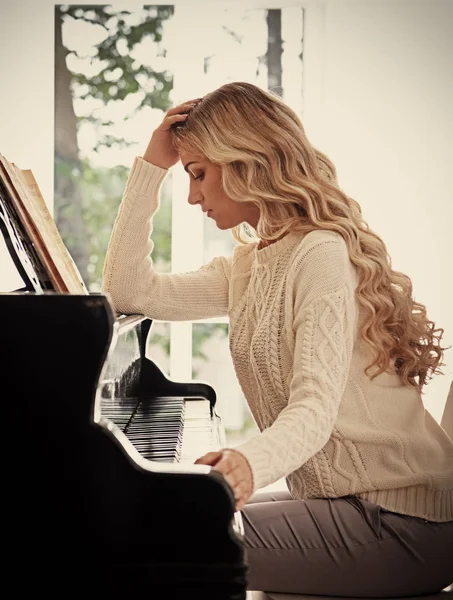 Mulher bonita no piano — Fotografia de Stock