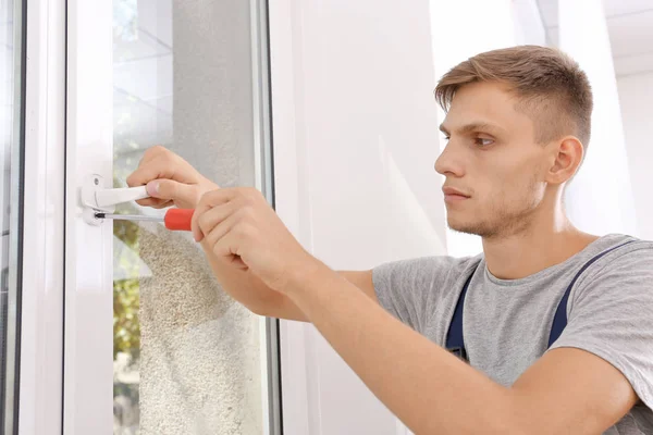 Finestra di riparazione del lavoratore — Foto Stock