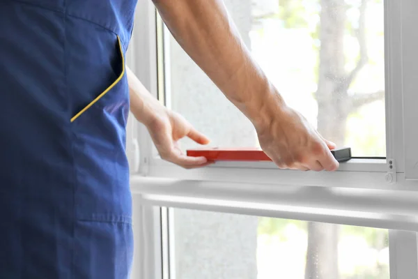 Worker installing window — Stock Photo, Image