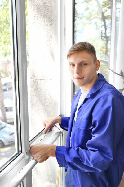 Работник наклеивает пенопласт на окно — стоковое фото